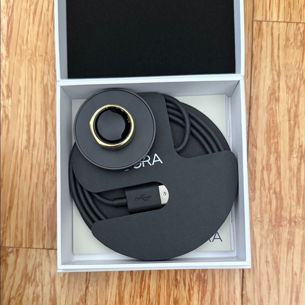 Oura Heritage Ring in Gold Finish - Picture 3 of 7